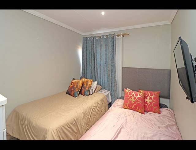 4 BEDROOM HOUSE FOR SALE IN COSMO CITY